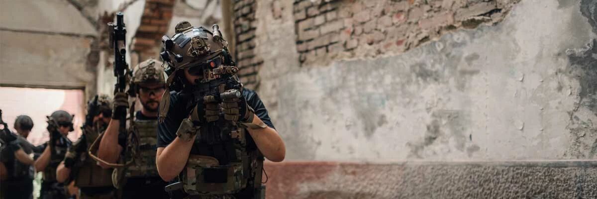 Partie d'airsoft sur un terrain CQB