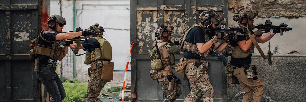 Groupe de joueurs en pleine partie d�airsoft