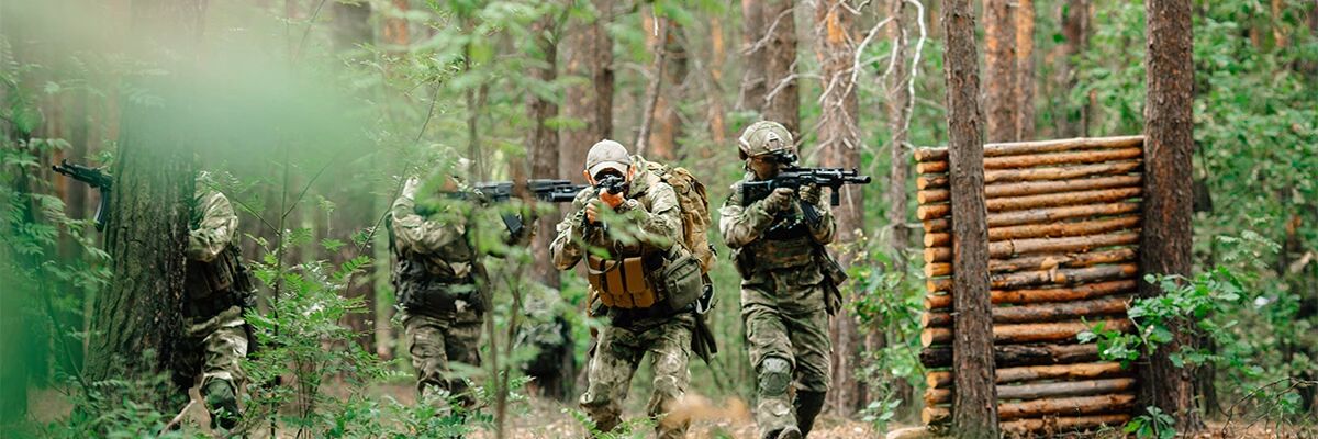 Groupe de joueurs en pleine partie d�airsoft