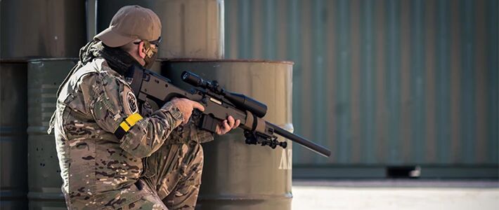 Joueur avec une r�plique spring sniper 