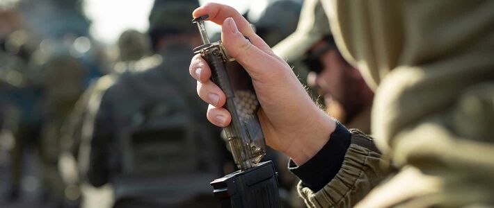 Joueur qui recharge son chargeur avec un speedloader 