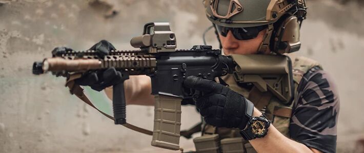 Joueur Airsoft avec une r�plique �lectrique 