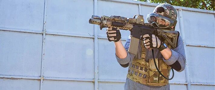 Joueur airsoft qui utilise une r�plique HPA 