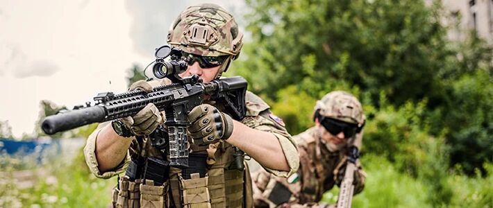 Joueur airsoft avec une r�plique longue d'assaut  