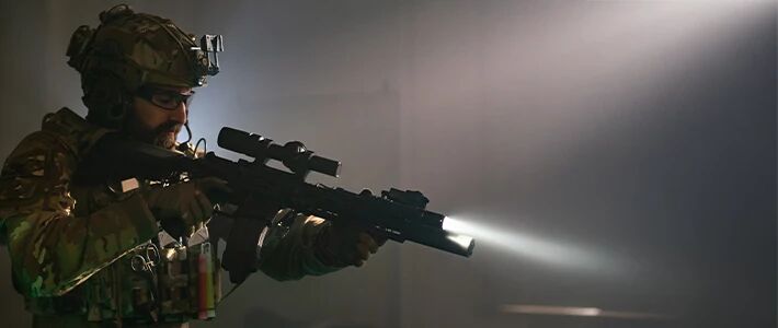 Joueur full �quip� avec une r�plique semi DMR 