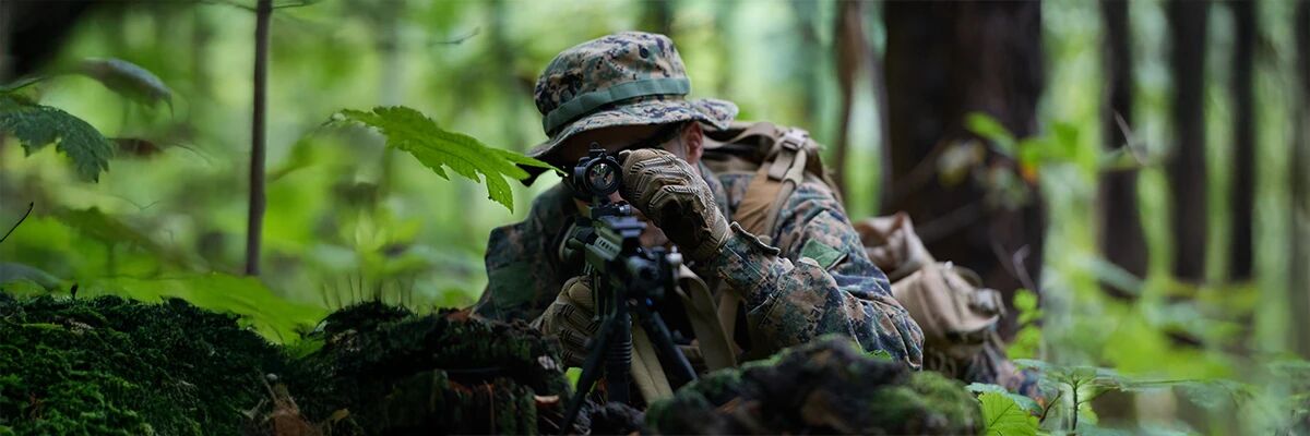 Un USMC Recon en position embusqu� 