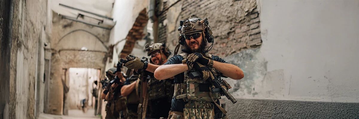 Joueur airsoft heureux de pratiquer ensemble