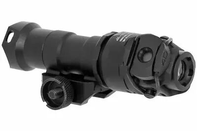 SBGJMY M600C Lampe Torche Tactique Airsoft Avec Coussin de Pression et  Interrupteur à Bouton de Queue Torche de Fusil 600 Lumens pour Système de  Rail Picatinny 20mm (Bronzer) : : Bricolage